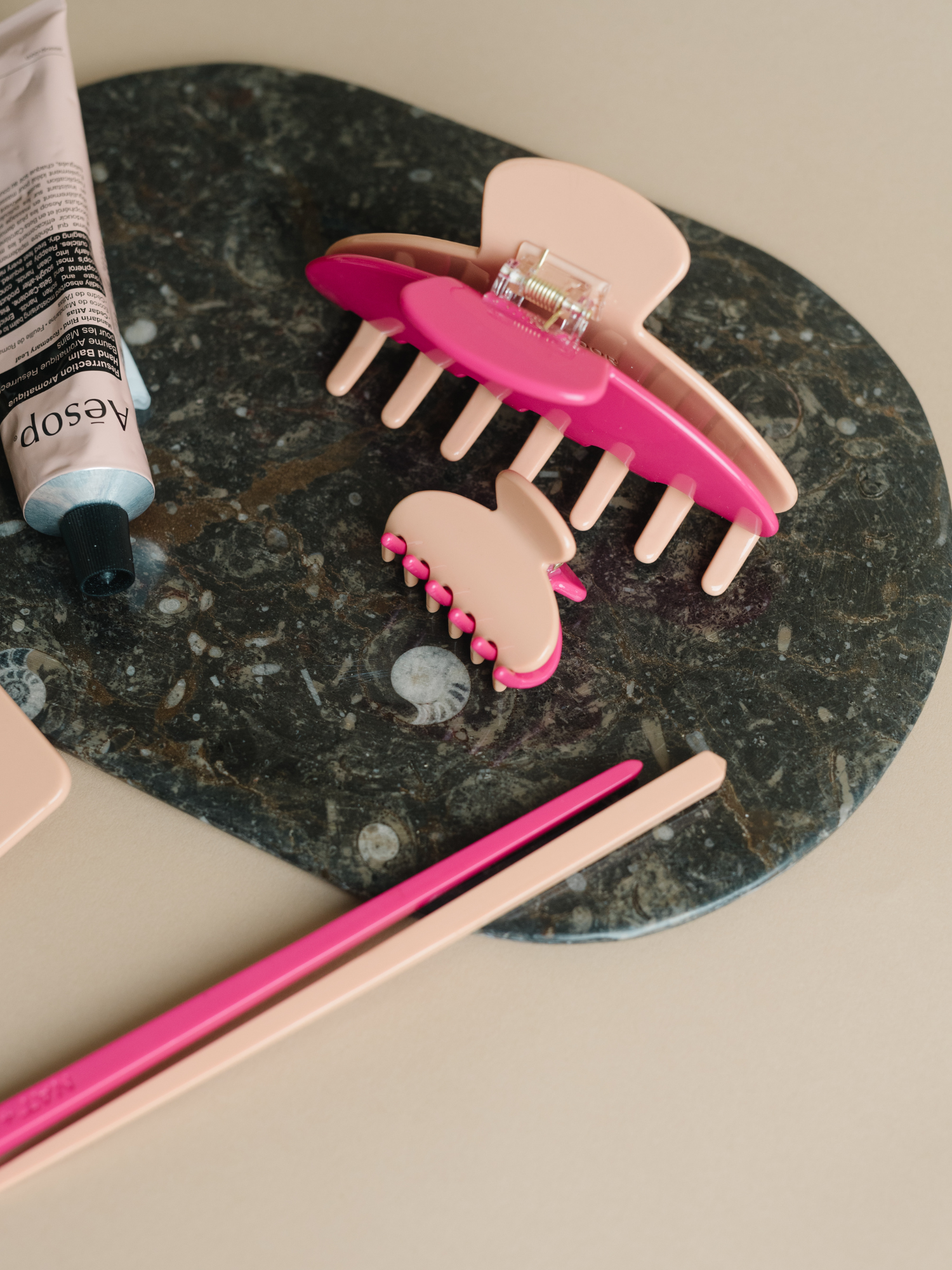 Medium Hair Claw - Dragon Fruit – NAT + NOOR