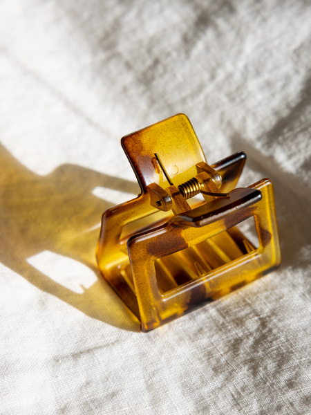 tortoise hair claw clip